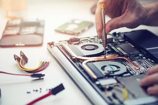 تعمیرکار در حال تعویض قطعات داخلی کیس کامپیوتر در شیراز